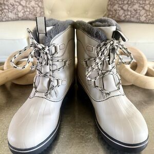 JBU Women's Light Gray Winter Boots - Size 6.5M
